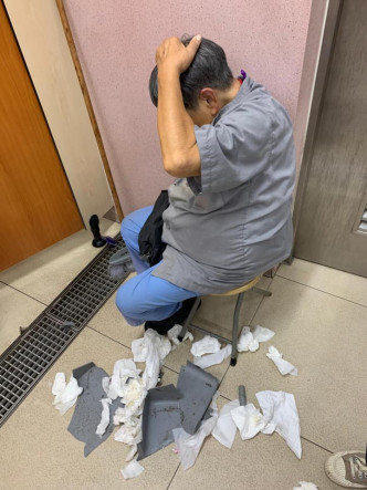 清洁婆婆于深水埗鸭寮街公厕工作时，遭一名女士辱骂及扑头。仇栩欣 Facebook 图片