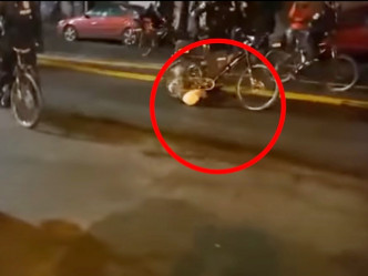 單車的前輪和後輪都輾過該名示威者的頭部。影片截圖