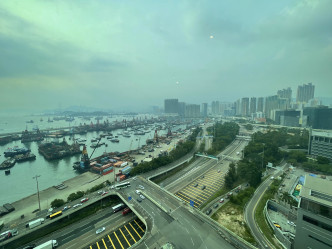 景观方面，近望新油麻地避风塘，远眺昂船洲海景。