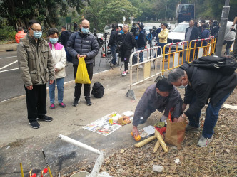 死者家属到现场进行路祭。梁国峰摄