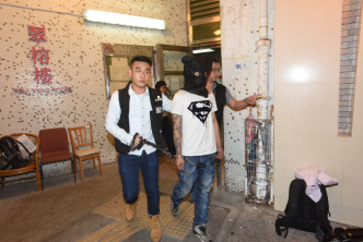 疑犯被押返觀塘翠屏北邨翠榕樓搜查單位。