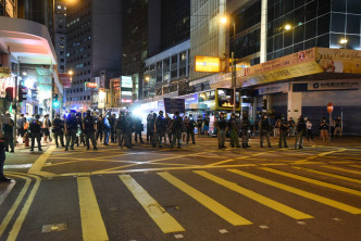 防暴警察警告示威者散去。