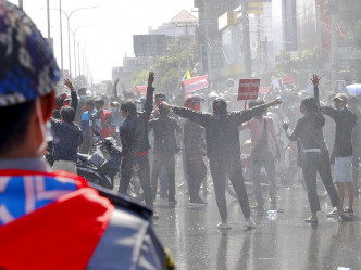 缅甸全国多处昨日继续有民众上街示威。AP图片