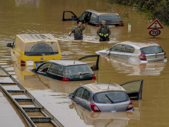 默克爾形容洪災規模超出現實想象、極其恐怖。AP圖片
