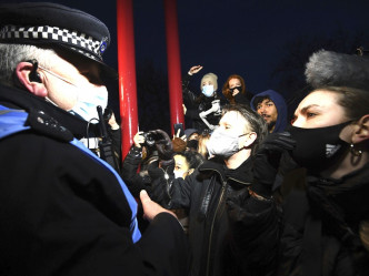 警方人员驱散示威者并触发冲突。AP