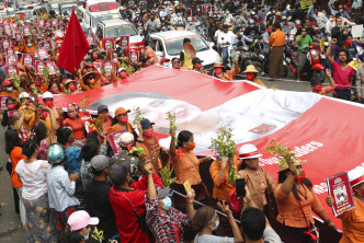 缅甸其他地方继续有抗议者聚集。AP图片