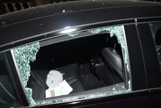 车窗被打破，车窗粉碎。
