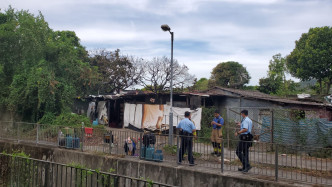 大火救熄後警員及消防在場調查。