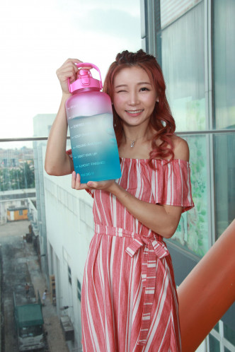 Jessica為健康着想，規定自己每日要飲一加侖水。