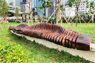 由香港木庫利用在颱風中倒塌的樹木而建造的「小島•小息」公共藝術座椅。 政府圖片