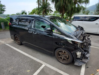 七人車被拆走車頭部分零件。 蔡楚輝攝