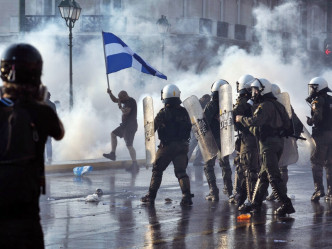 希臘警方施放催淚氣體及發射水砲驅散示威者。AP圖片