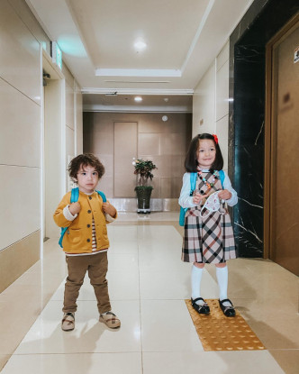 建厚与家姐娜恩回韩即上学去。