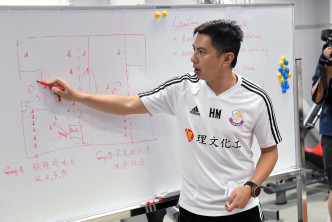 主教练陈晓明坦言目标提升港超成绩之馀，更力求卫冕菁英杯。 郭晋朗摄