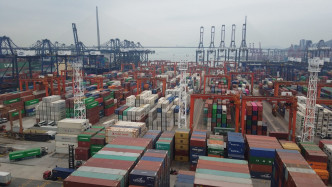 海關在葵涌海關大樓驗貨場扣留案中的貨櫃。