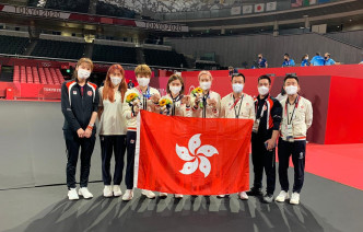 乒乓球隊在摘牌後合照。 香港乒乓球總會圖片