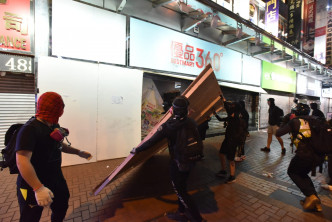 示威者破壞商店