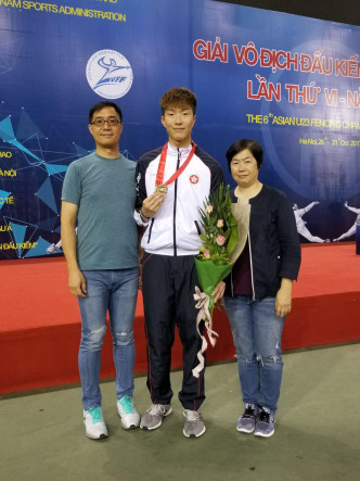 張家朗出身自體育世家，父親張子倫及母親陳雪玲曾經是籃球運動員。 受訪者提供圖片