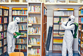 不少学校安排高规格的消毒，部分学校更暂停开放图书馆，学生须通过网上系统借书。