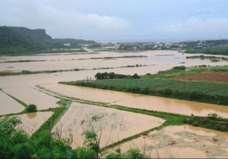 洪水淹没农田道路。网上图片