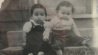 童年时的麦克劳(左)。