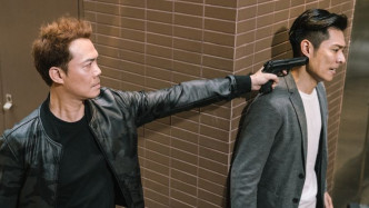 片中謝天華飾演警隊安插在黑幫的臥底，與柏豪角色對立，兩人大鬥演技。