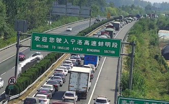 宁洛高速事后交通挤塞。网上图片