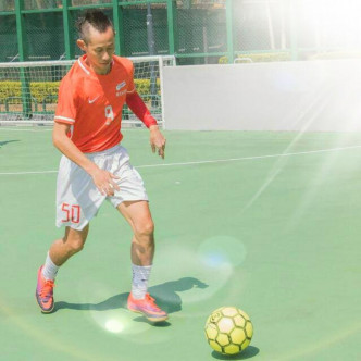 李诗聪热爱足球，更成为教练追寻足球梦。受访者提供