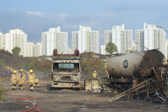 大火波及附近一個維修車場。黃文威攝