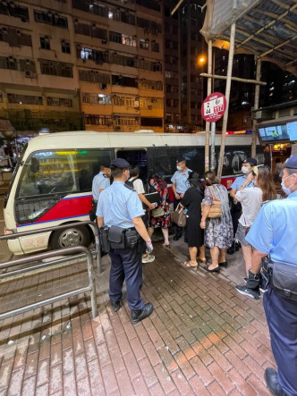 深水埗警捣非法麻雀赌档，多名赌客被捕。警方图片
