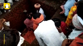 印度男子哈洛相信只要活埋3天后即可「复活成神」，被救出后怒骂警方。网上图片
