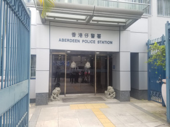失踪姓何夫妇的亲友到香港仔警署录取口供。 林思明摄