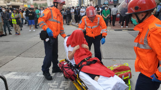 女子被打伤眼角，由救护员送院治理。