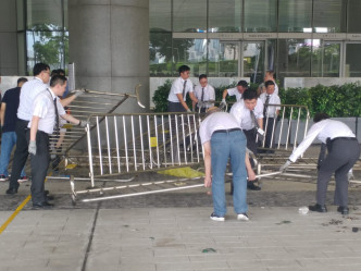 職員清理被疊起及損毀的鐵碼。