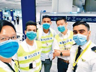 疫情爆發後，范業成（淺藍色襯衫）曾被派到機場向印巴籍入境旅客講解檢疫規定和提供協助。《警聲》圖片