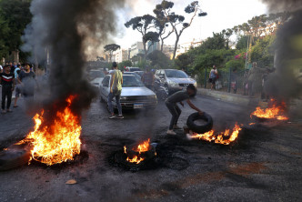 首都貝魯特也有零星示威，有人放火燒汽車輪胎。AP
