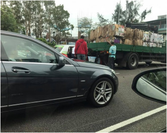 其中一輛的士的車頭剷入貨車尾。圖：網民Kelson Fong‎ 香港突發事故報料區