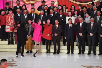 李宝安(前排右三)年初出席新春团拜。资料图片