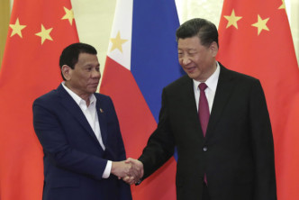 菲律賓總統杜特爾特（左）。AP圖片