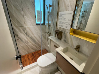 開放式戶浴室配備各式設施。