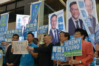 张宇人（左三）指做区议会好困身。