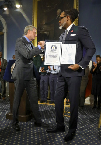 纽约市长白思豪颁发证书给小罗拔科纳基时，白思豪明显矮了一截。 
 美联社图片