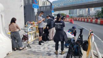 因應會面，一批傳媒早上到東九龍警區警察總部外守候。