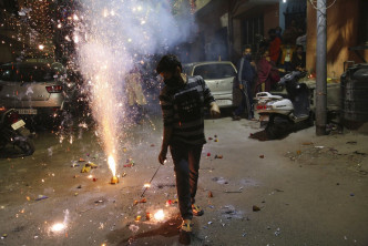 印度居民施放大量煙火慶祝，一直持續到昨天上午。AP圖片