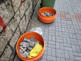 垃圾桶載滿地磚。
