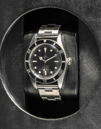 1954年Tudor首款潛水表Submariner Ref. 7922面世,直徑37mm,擁有夜光刻度和指針、雙向旋轉表圈,搭載390自動機芯,防水一百米。