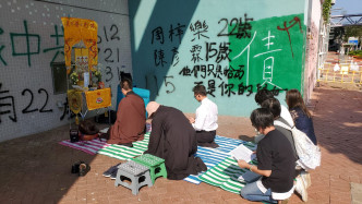祭壇設於佛教志蓮小學對開的尚德停車場外。