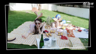 方媛在友人家野餐不忘摆甫士拍照。