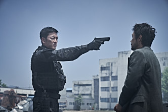 李炳宪及河正宇在戏中要合力拯救南北韩，两人亦敌亦友。