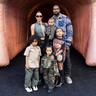 Kim今年初申请与Kanye West离婚。